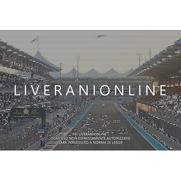 Lewis Hamilton (GBR) Mercedes AMG F1 W05 leads at the start of the race. 23.11.2014. Formula 1 World Championship, Rd 19, Abu Dhabi Grand Prix, Yas Marina Circuit, Abu Dhabi, Race Day. AG ALDO LIVERANI SAS ONLY ITALY