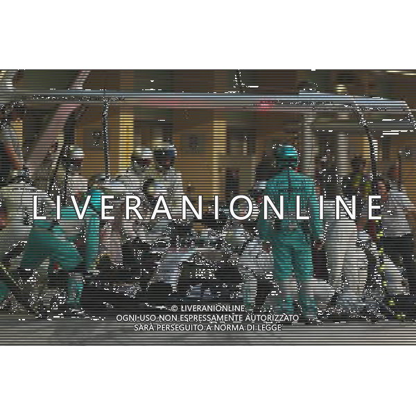 Lewis Hamilton (GBR) Mercedes AMG F1 W05 makes a pit stop. 23.11.2014. Formula 1 World Championship, Rd 19, Abu Dhabi Grand Prix, Yas Marina Circuit, Abu Dhabi, Race Day. AG ALDO LIVERANI SAS ONLY ITALY
