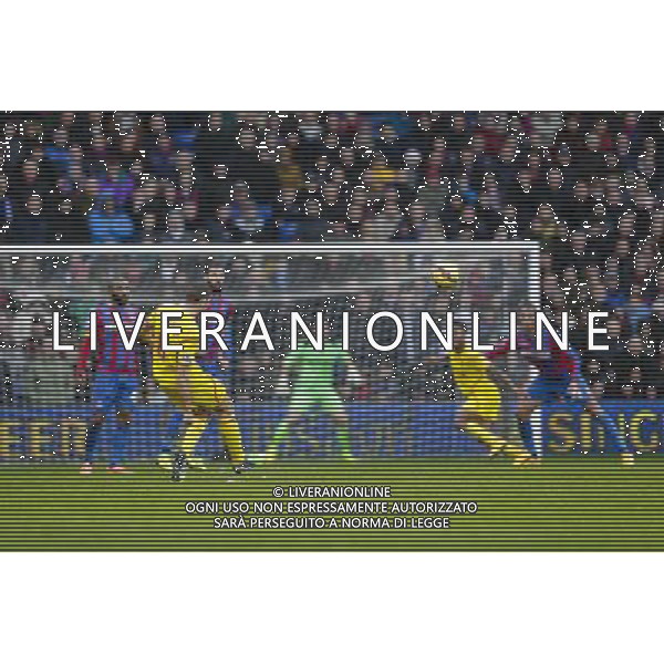 Liverpool\'s Steven Gerrard bends in a free kick Photographer Craig Mercer/CameraSport Football - Barclays Premiership - Crystal Palace v Liverpool - Sunday 23rd November 2014 - Selhurst Park - London © CameraSport - 43 Linden Ave. Countesthorpe. Leicester. England. LE8 5PG - Tel: +44 (0) 116 277 4147 - admin@camerasport.com - www.camerasport.com AG ALDO LIVERANI SAS ONLY ITALY