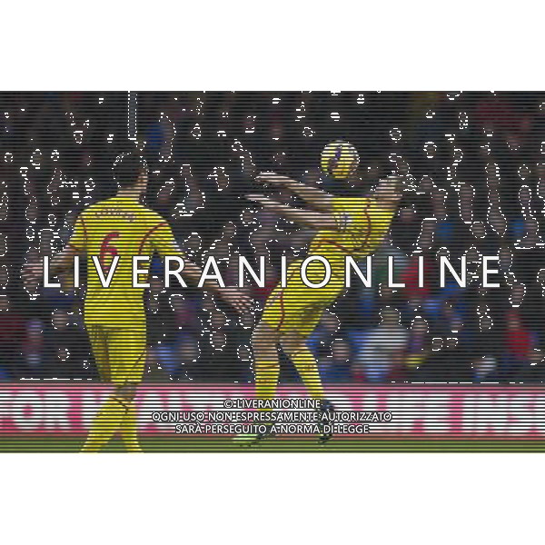 Liverpool\'s Steven Gerrard controls the ball on his chest Photographer Craig Mercer/CameraSport Football - Barclays Premiership - Crystal Palace v Liverpool - Sunday 23rd November 2014 - Selhurst Park - London å© CameraSport - 43 Linden Ave. Countesthorpe. Leicester. England. LE8 5PG - Tel: +44 (0) 116 277 4147 - admin@camerasport.com - www.camerasport.com /AGENZIA ALDO LIVERANI SAS - ITALY ONLY - EDITORIAL USE ONLY