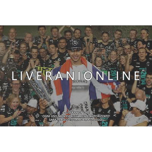 Race winner and World Champion Lewis Hamilton (GBR) Mercedes AMG F1 celebrates with the team. 23.11.2014. Formula 1 World Championship, Rd 19, Abu Dhabi Grand Prix, Yas Marina Circuit, Abu Dhabi, Race Day. AG ALDO LIVERANI SAS ONLY ITALY