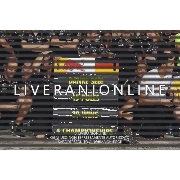 Red Bull Racing give thanks to the departing Sebastian Vettel (GER) Red Bull Racing. 23.11.2014. Formula 1 World Championship, Rd 19, Abu Dhabi Grand Prix, Yas Marina Circuit, Abu Dhabi, Race Day. AG ALDO LIVERANI SAS ONLY ITALY