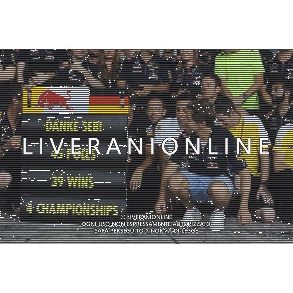 Red Bull Racing give thanks to the departing Sebastian Vettel (GER) Red Bull Racing. 23.11.2014. Formula 1 World Championship, Rd 19, Abu Dhabi Grand Prix, Yas Marina Circuit, Abu Dhabi, Race Day. AG ALDO LIVERANI SAS ONLY ITALY