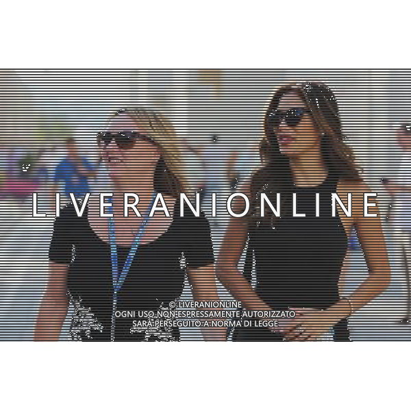(L to R): Linda Hamilton (GBR) and Nicole Scherzinger (USA) Singer, step mother and girlfriend of Lewis Hamilton (GBR) Mercedes AMG F1. 23.11.2014. Formula 1 World Championship, Rd 19, Abu Dhabi Grand Prix, Yas Marina Circuit, Abu Dhabi, Race Day. AG ALDO LIVERANI SAS ONLY ITALY