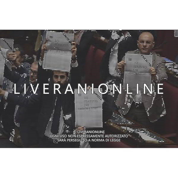 Dichiarazioni di voto del Jobs Act alla camera dall\'aula di Montecitorio Roma 25 novembre 2014 nella foto Cartelli di Protesta di SEL ©Corradetti/Agenzia Aldo Liverani sas