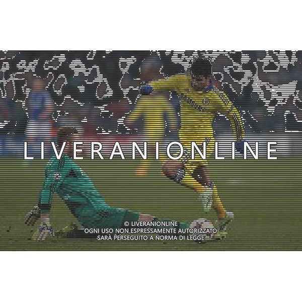 firo : Fußball,Fussball : 25.11.2014 Champions League, Saison 2014/2015: FC Schalke 04 - FC Chelsea, S04, Diego Costa ( Chelsea ) im Zweikampf mit Ralf Fährmann, Faehrmann ( Schalke ) $worldrightsEs gelten unsere AGB, einsehbar auf www.firosportphoto.de copyright by firo sportphoto: Coesfelder Str. 207 D- 48249 Dülmen www.firosportphoto.de mail@firosportphoto.de (V o l k s b a n k B o c h u m - W i t t e n ) BLZ.: 430 601 29 Kt. Nr.: 341 117 100 Tel: +49-2594 - 9916004 Fax: +49-2594 - 9916005 AG ALDO LIVERANI SAS ONLY ITALY