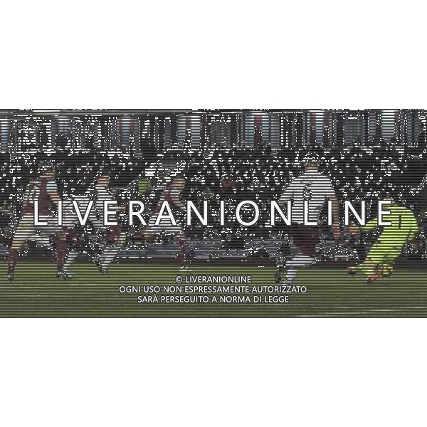 Burnley\'s Michael Kightly has his close-range effort in the second half saved by Aston Villa\'s Brad Guzan Photographer Rich Linley/CameraSport Football - Barclays Premiership - Burnley v Aston Villa - Saturday 29th November 2014 - Turf Moor - Burnley © CameraSport - 43 Linden Ave. Countesthorpe. Leicester. England. LE8 5PG - Tel: +44 (0) 116 277 4147 - admin@camerasport.com - www.camerasport.com AG ALDO LIVERANI SAS ONLY ITALY