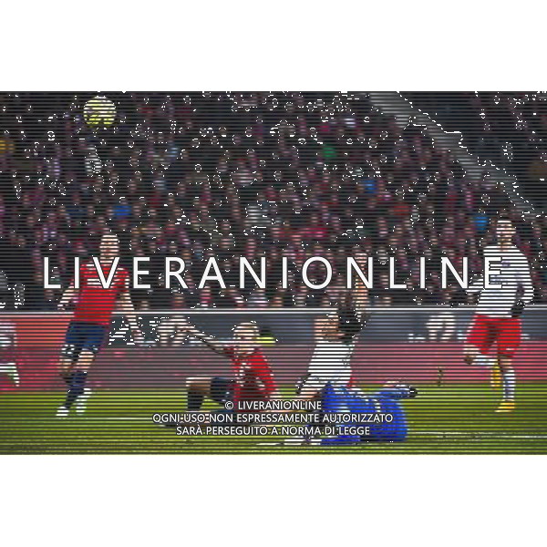 Simon KJAER / Goal de Edinson CAVANI / Vincent ENYEAMA - 03.12.2014 - Lille / Paris Saint Germain - 16eme journee de Ligue 1 - Photo : Fred Porcu / Icon Sport /AGENZIA ALDO LIVERANI SAS - ITALY ONLY - EDITORIAL USE ONLY