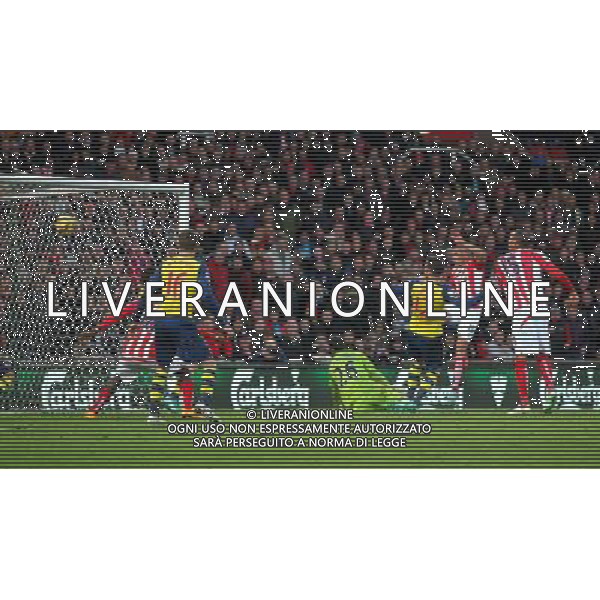 Stoke City\'s Jonathan Walters scores his sides third goal beating Arsenal\'s Emiliano Martinez Photographer Mick Walker/CameraSport Football - Barclays Premiership - Stoke City v Arsenal - Saturday 6th December 2014 - Britannia stadium - Stoke © CameraSport - 43 Linden Ave. Countesthorpe. Leicester. England. LE8 5PG - Tel: +44 (0) 116 277 4147 - admin@camerasport.com - www.camerasport.com AG ALDO LIVERANI SAS ONLY ITALY