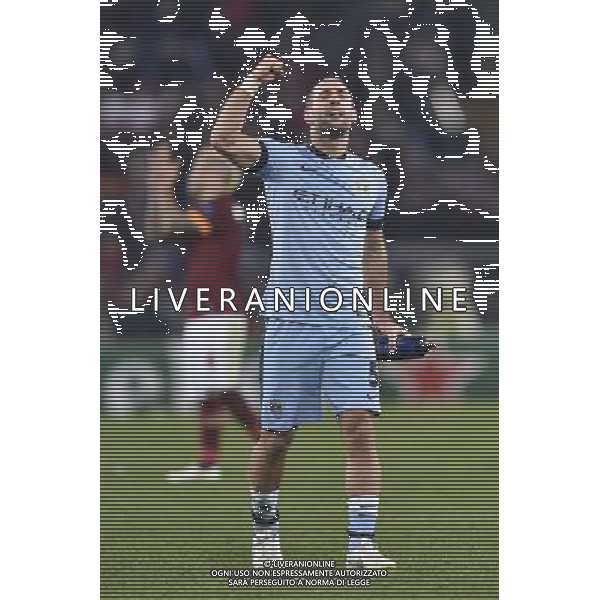 Roma - 10/12/2014 - Stadio Olimpico - Uefa Champions League 2014/2015 - AS Roma vs Manchester City - nella foto: esultanza a fine gara di Pablo Zabaleta / Ph Fabrizio Corradetti - Ag. Aldo Liverani sas