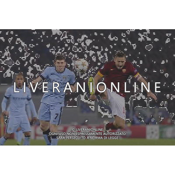 Roma - 10/12/2014 - Stadio Olimpico - Uefa Champions League 2014/2015 - AS Roma vs Manchester City - nella foto: Francesco Totti e James Milner / Ph Fabrizio Corradetti - Ag. Aldo Liverani sas