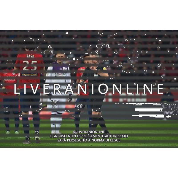 Marko BASA / Fredy FAUTREL / penalty - 14.12.2014 - Lille / Toulouse - 18eme journee de Ligue1 Photo : Dave Winter / Icon Sport *** Local Caption *** AG ALDO LIVERANI SAS ONLY ITALY *** Local Caption *** AG ALDO LIVERANI SAS ONLY ITALY