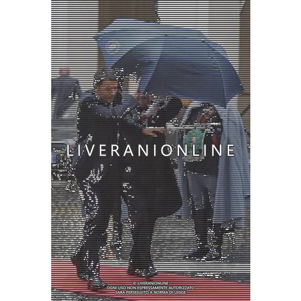 Il Premier Matteo Renzi con l\'ombrello a Roma 15 Dicembre 2014 ©Corradetti/Agenzia Aldo Liverani sas
