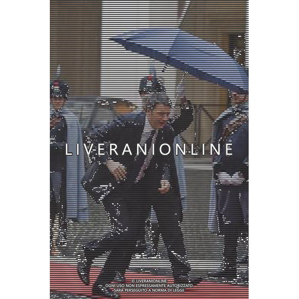 Il Premier Matteo Renzi con l\'ombrello a Roma 15 Dicembre 2014 ©Corradetti/Agenzia Aldo Liverani sas