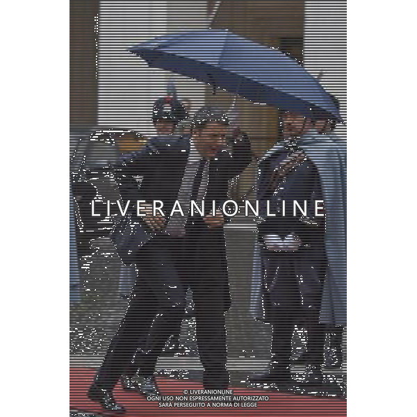 Il Premier Matteo Renzi con l\'ombrello a Roma 15 Dicembre 2014 ©Corradetti/Agenzia Aldo Liverani sas