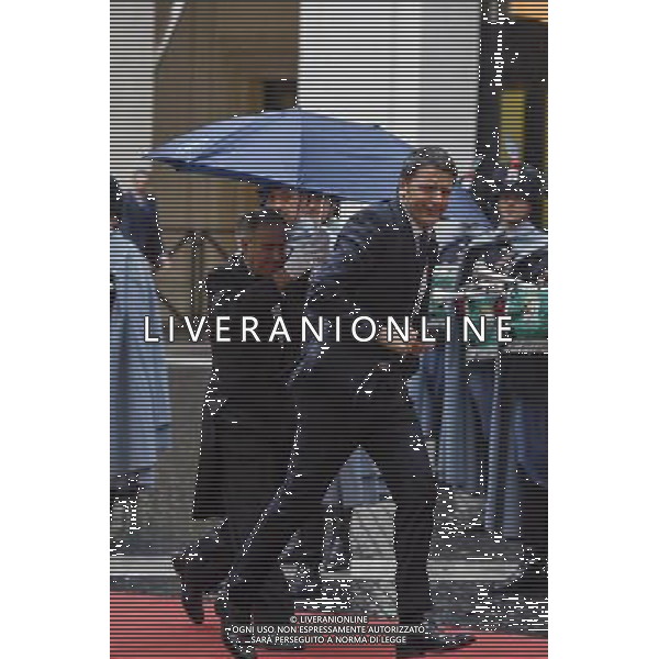 Il Premier Matteo Renzi con l\'ombrello a Roma 15 Dicembre 2014 ©Corradetti/Agenzia Aldo Liverani sas