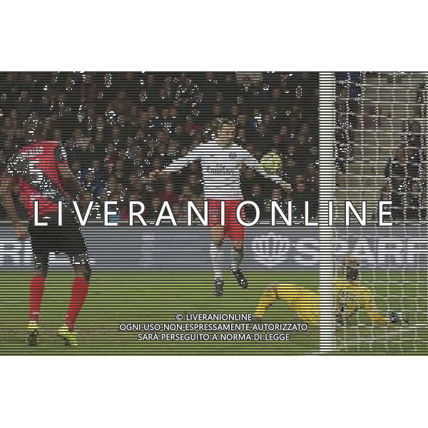 Zlatan IBRAHIMOVIC / Jonas LOSSL - 14.12.2014 - Guingamp / Paris Saint Germain - 18eme journee de Ligue 1 Photo : Vincent Michel / Icon Sport /Agenzia Aldo Liverani sas - ITALY ONLY - EDITORIAL USE ONLY