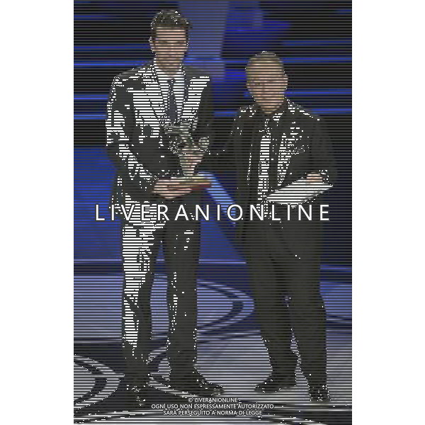 Gran Gala\' del Calcio AIC 2014 Milano - 15.12.2014 Nella Foto: gianluigi buffon premiato da bruno varriale come miglior portiere /Ph.Vitez-Ag. Aldo Liverani