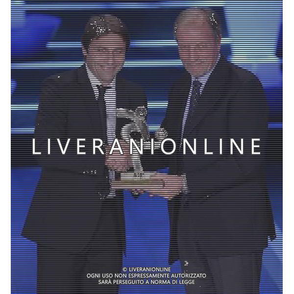 Gran Gala\' del Calcio AIC 2014 Milano - 15.12.2014 Nella Foto:ulivieri renzo premia conte antoniomiglior allenatore /Ph.Vitez-Ag. Aldo Liverani