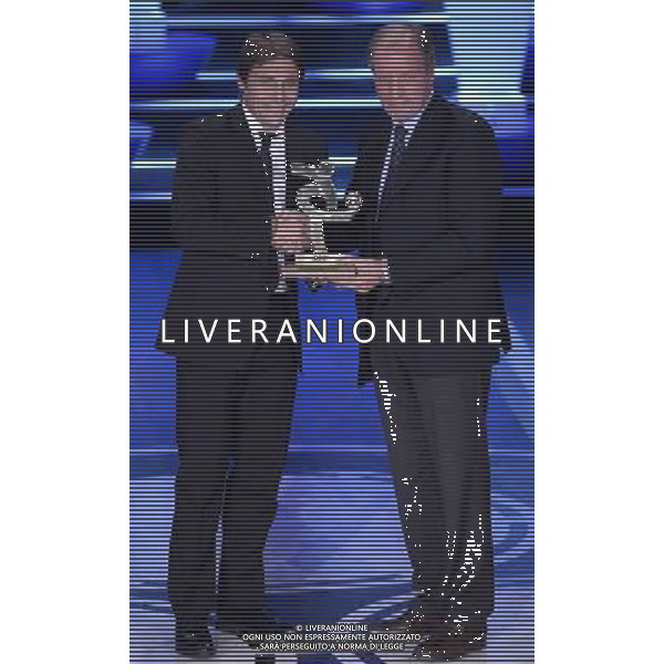 Gran Gala\' del Calcio AIC 2014 Milano - 15.12.2014 Nella Foto:ulivieri renzo premia conte antoniomiglior allenatore /Ph.Vitez-Ag. Aldo Liverani