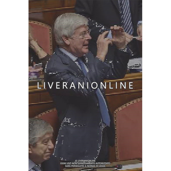 Roma - 19/12/2014 - Palazzo Madama - Discussione dei disegni di legge Bilancio di previsione dello Stato per l\'anno finanziario 2015 e bilancio pluriennale per il triennio 2015-2017 e Legge di Stabilita\' 2015 - nella foto: Paolo Romani riprende con il telefonino / Ph. Fabrizio Corradetti - Ag. Aldo Liverani Sas