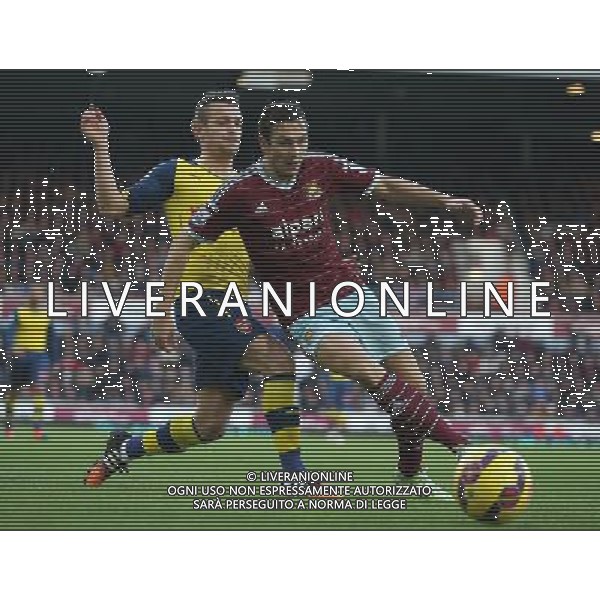 West Ham United\'s Stewart Downing under pressure from Arsenal\'s Mathieu Debuchy Photographer Kieran Galvin/CameraSport Football - Barclays Premiership - West Ham United v Arsenal - Sunday 28th December 2014 - Boleyn Ground - London © CameraSport - 43 Linden Ave. Countesthorpe. Leicester. England. LE8 5PG - Tel: +44 (0) 116 277 4147 - admin@camerasport.com - www.camerasport.com AG ALDO LIVERANI SAS ONLY ITALY