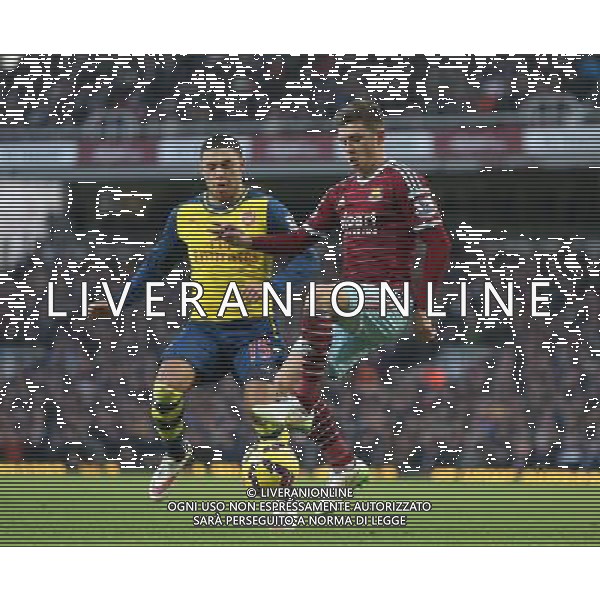 West Ham United\'s Aaron Cresswell under pressure from Arsenal\'s Alex Oxlade-Chamberlain Photographer Kieran Galvin/CameraSport Football - Barclays Premiership - West Ham United v Arsenal - Sunday 28th December 2014 - Boleyn Ground - London © CameraSport - 43 Linden Ave. Countesthorpe. Leicester. England. LE8 5PG - Tel: +44 (0) 116 277 4147 - admin@camerasport.com - www.camerasport.com AG ALDO LIVERANI SAS ONLY ITALY