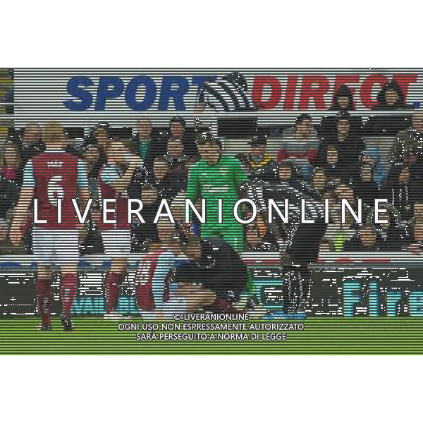 Burnley\'s Kevin Long receives treatment from Burnley\'s Head Physiotherapist Ally Beattie after suffering an injury Photographer Chris Vaughan/CameraSport Football - Barclays Premiership - Newcastle United v Burnley - Thursday 1st January 2015 - St James\' Park - Newcastle © CameraSport - 43 Linden Ave. Countesthorpe. Leicester. England. LE8 5PG - Tel: +44 (0) 116 277 4147 - admin@camerasport.com - www.camerasport.com /AGENZIA ALDO LIVERANI SAS - ITALY ONLY - EDITORIAL USE ONLY