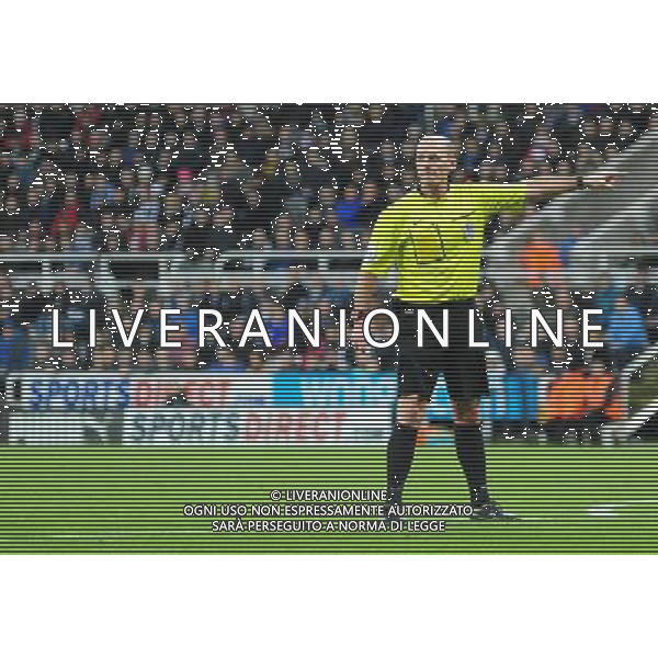 Referee Mike Dean Photographer Chris Vaughan/CameraSport Football - Barclays Premiership - Newcastle United v Burnley - Thursday 1st January 2015 - St James\' Park - Newcastle © CameraSport - 43 Linden Ave. Countesthorpe. Leicester. England. LE8 5PG - Tel: +44 (0) 116 277 4147 - admin@camerasport.com - www.camerasport.com /AGENZIA ALDO LIVERANI SAS - ITALY ONLY - EDITORIAL USE ONLY