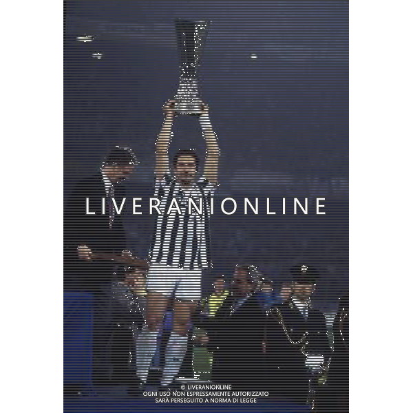 RETROSPETTIVA GIANLUCA VIALLI NELLA FOTO GIANLUCA VIALLI CON LA MAGLIA DELLA JUVENTUS E LA COPPA UEFA AG ALDO LIVERANI SAS