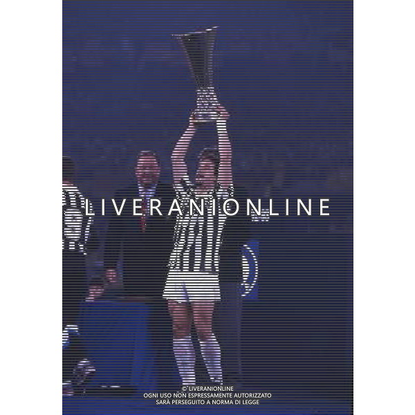 RETROSPETTIVA GIANLUCA VIALLI NELLA FOTO GIANLUCA VIALLI CON LA MAGLIA DELLA JUVENTUS E LA COPPA UEFA AG ALDO LIVERANI SAS