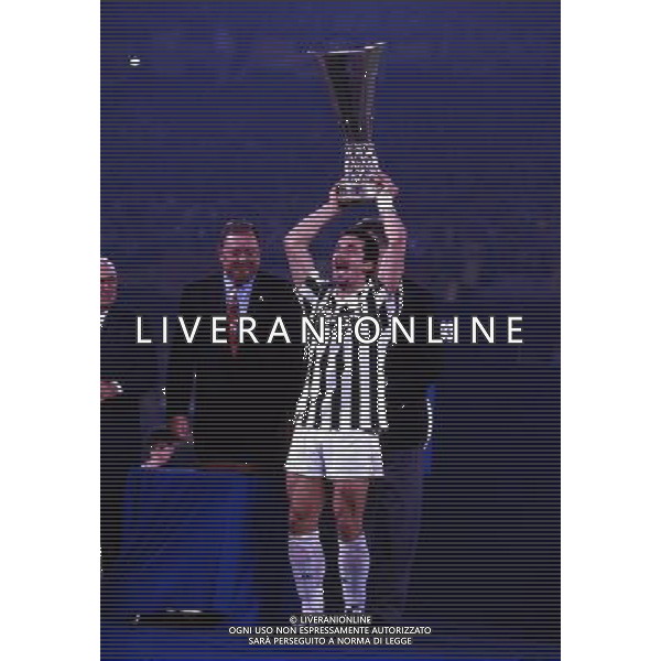 RETROSPETTIVA GIANLUCA VIALLI NELLA FOTO GIANLUCA VIALLI CON LA MAGLIA DELLA JUVENTUS E LA COPPA UEFA AG ALDO LIVERANI SAS