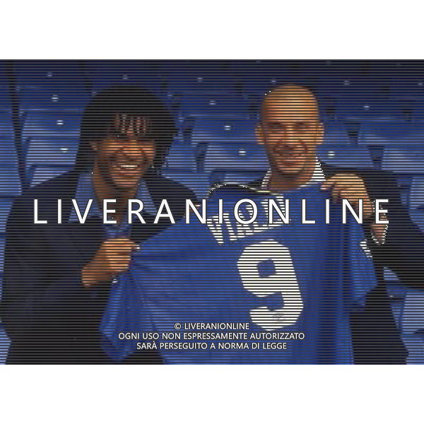 RETROSPETTIVA GIANLUCA VIALLI NELLA FOTO GIANLUCA VIALLI CON LA MAGLIA DELLA CHELSEA PRESENTAZIONE CON RUUD GULLIT AG ALDO LIVERANI SAS