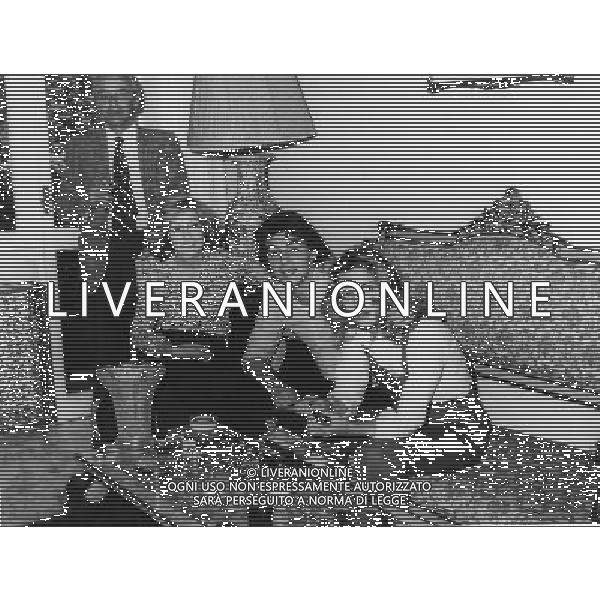RETROSPETTIVA LIONELLO MANFREDONIA NELLA FOTO LIONELLO MANFREDONIA COI GENITORI E ANNA NEGLI ANNI 80 ARCHIVIO ALDO LIVERANI SAS