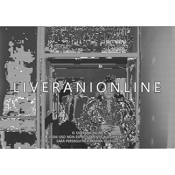 RETROSPETTIVA LIONELLO MANFREDONIA BOLOGNA ROMA 30-12-1989 NELLA FOTO LIONELLO MANFREDONIA RICOVERATO A BOLOGNA DOPO L\'INFARTO AVUTO IN CAMPO NELLA FOTO LA MOGLIE E IL DOTT ALICICCO MEDICO DELLA ROMA ARCHIVIO ALDO LIVERANI SAS
