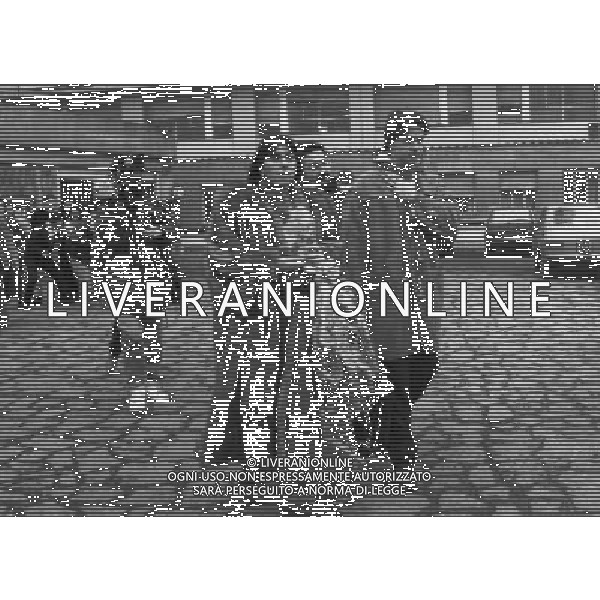 RETROSPETTIVA LIONELLO MANFREDONIA BOLOGNA ROMA 30-12-1989 NELLA FOTO LIONELLO MANFREDONIA RICOVERATO A BOLOGNA DOPO L\'INFARTO AVUTO IN CAMPO NELLA FOTO LA MOGLIE E LIONELLO MANFREDONIA ALL\'USCITA DELL\'OSPEDALE ARCHIVIO ALDO LIVERANI SAS