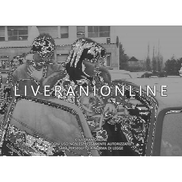 RETROSPETTIVA LIONELLO MANFREDONIA BOLOGNA ROMA 30-12-1989 NELLA FOTO LIONELLO MANFREDONIA RICOVERATO A BOLOGNA DOPO L\'INFARTO AVUTO IN CAMPO NELLA FOTO LA MOGLIE E LIONELLO MANFREDONIA ALL\'USCITA DELL\'OSPEDALE ARCHIVIO ALDO LIVERANI SAS