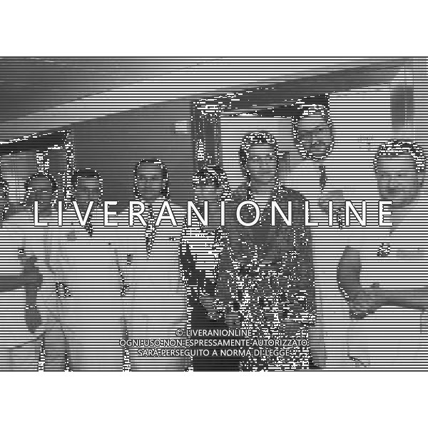 RETROSPETTIVA LIONELLO MANFREDONIA BOLOGNA ROMA 30-12-1989 NELLA FOTO LIONELLO MANFREDONIA RICOVERATO A BOLOGNA DOPO L\'INFARTO AVUTO IN CAMPO NELLA FOTO LA MOGLIE E LIONELLO MANFREDONIA CON LO STAFF MEDICO ARCHIVIO ALDO LIVERANI SAS
