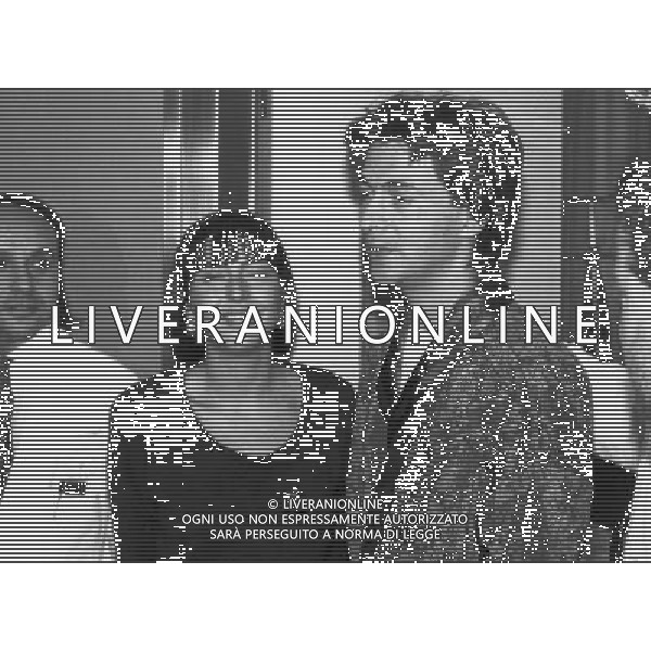 RETROSPETTIVA LIONELLO MANFREDONIA BOLOGNA ROMA 30-12-1989 NELLA FOTO LIONELLO MANFREDONIA RICOVERATO A BOLOGNA DOPO L\'INFARTO AVUTO IN CAMPO NELLA FOTO LA MOGLIE E LIONELLO MANFREDONIA CON LO STAFF MEDICO ARCHIVIO ALDO LIVERANI SAS