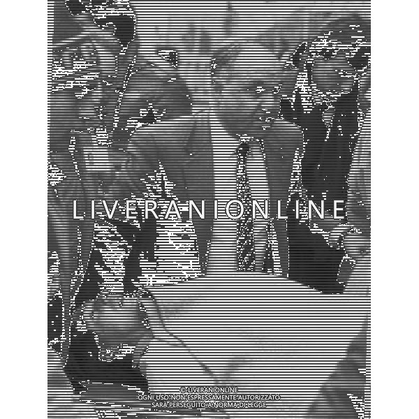 RETROSPETTIVA LIONELLO MANFREDONIA NELLA FOTO LIONELLO MANFREDONIA A BOLOGNA VIENE PORTATO FUORI DAL CAMPO IL GIOCATORE HA AVUTO UN INFARTO IN CAMPO 30-12-1989 BOLOGNA ROMA ARCHIVIO ALDO LIVERANI SAS