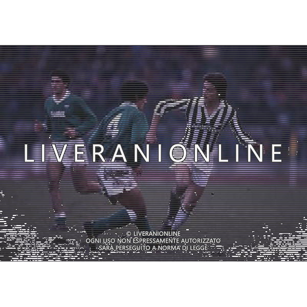RETROSPETTIVA LIONELLO MANFREDONIA NELLA FOTO LIONELLO MANFREDONIA CON LA MAGLIA DELLA JUVENTUS ARCHIVIO ALDO LIVERANI SAS