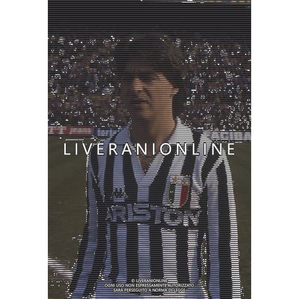 RETROSPETTIVA LIONELLO MANFREDONIA NELLA FOTO LIONELLO MANFREDONIA CON LA MAGLIA DELLA JUVENTUS ARCHIVIO ALDO LIVERANI SAS