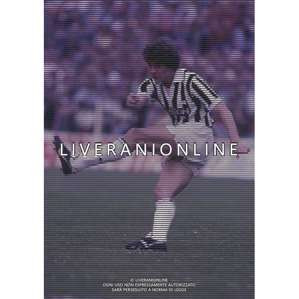 RETROSPETTIVA LIONELLO MANFREDONIA NELLA FOTO LIONELLO MANFREDONIA CON LA MAGLIA DELLA JUVENTUS ARCHIVIO ALDO LIVERANI SAS