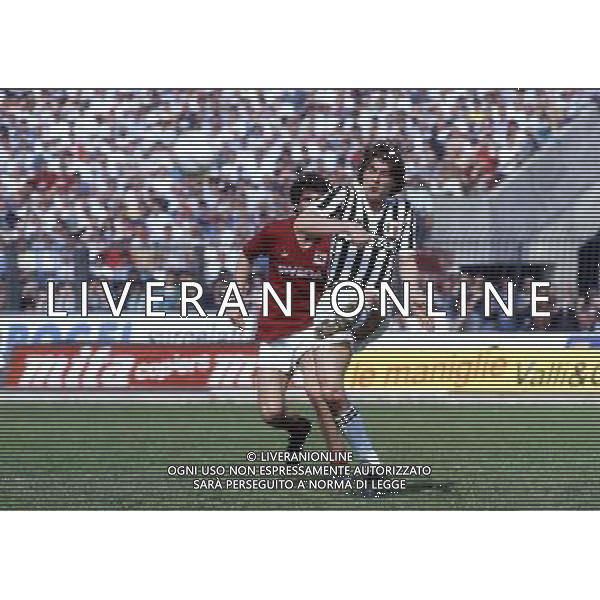 RETROSPETTIVA LIONELLO MANFREDONIA NELLA FOTO LIONELLO MANFREDONIA CON LA MAGLIA DELLA JUVENTUS ARCHIVIO ALDO LIVERANI SAS