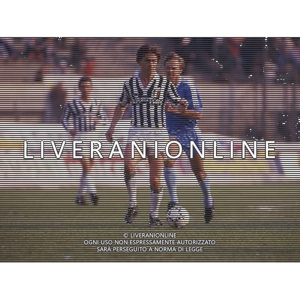 RETROSPETTIVA LIONELLO MANFREDONIA NELLA FOTO LIONELLO MANFREDONIA CON LA MAGLIA DELLA JUVENTUS CONTRO IL COMO E DAN CORNELIUSSON ARCHIVIO ALDO LIVERANI SAS