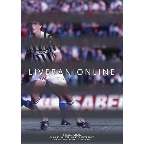 RETROSPETTIVA LIONELLO MANFREDONIA NELLA FOTO LIONELLO MANFREDONIA CON LA MAGLIA DELLA JUVENTUS ARCHIVIO ALDO LIVERANI SAS