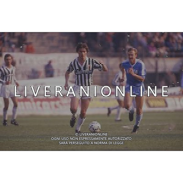 RETROSPETTIVA LIONELLO MANFREDONIA NELLA FOTO LIONELLO MANFREDONIA CON LA MAGLIA DELLA JUVENTUS CONTRO IL COMO E DAN CORNELIUSSON ARCHIVIO ALDO LIVERANI SAS