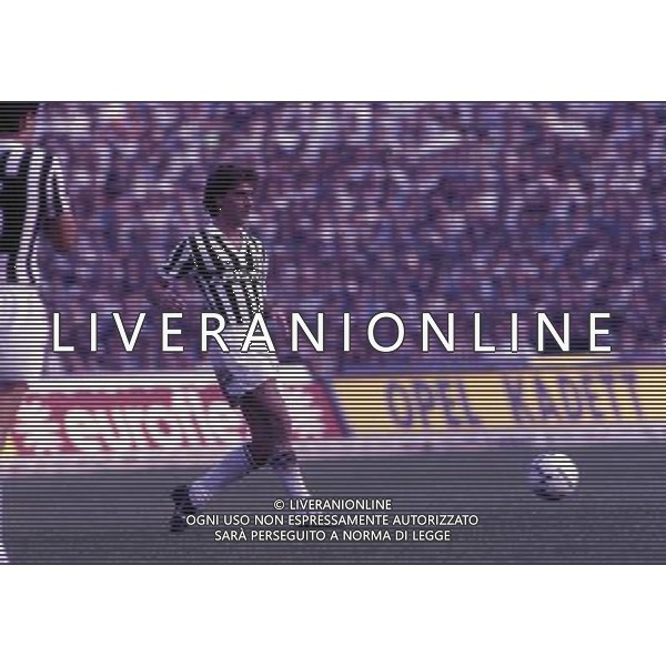 RETROSPETTIVA LIONELLO MANFREDONIA NELLA FOTO LIONELLO MANFREDONIA CON LA MAGLIA DELLA JUVENTUS ARCHIVIO ALDO LIVERANI SAS