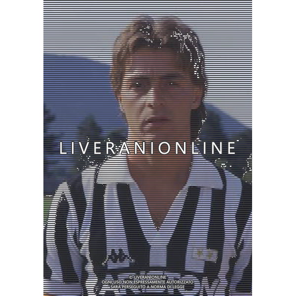 RETROSPETTIVA LIONELLO MANFREDONIA NELLA FOTO LIONELLO MANFREDONIA CON LA MAGLIA DELLA JUVENTUS ARCHIVIO ALDO LIVERANI SAS