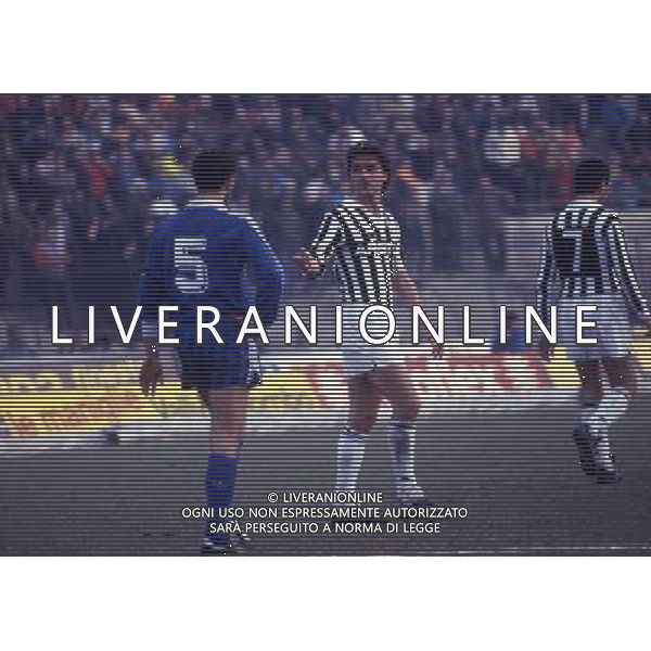RETROSPETTIVA LIONELLO MANFREDONIA NELLA FOTO LIONELLO MANFREDONIA CON LA MAGLIA DELLA JUVENTUS ARCHIVIO ALDO LIVERANI SAS